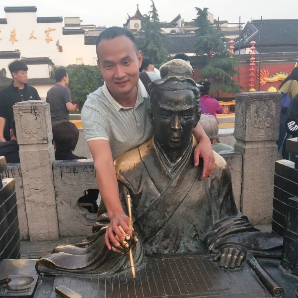 井中的天空的照片