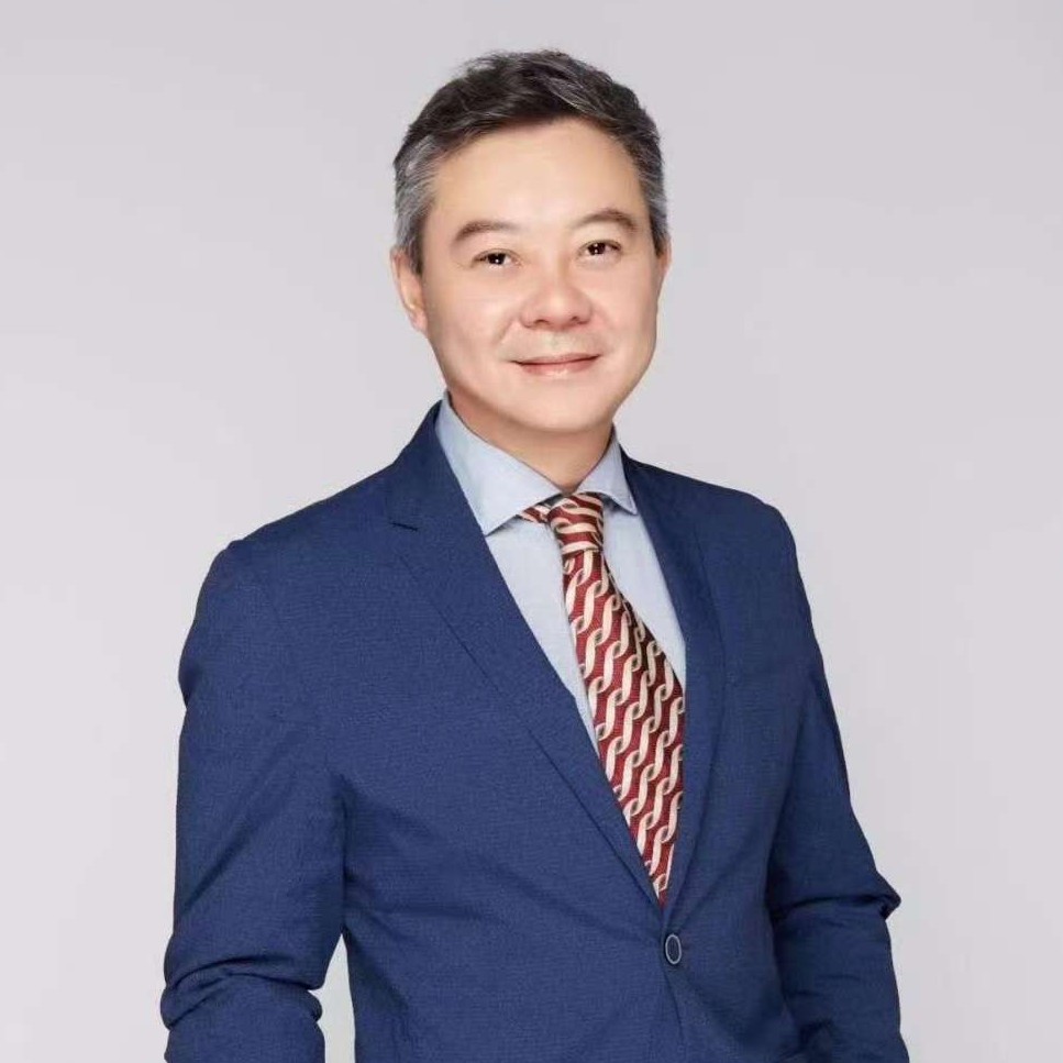 站在海上看日出的照片