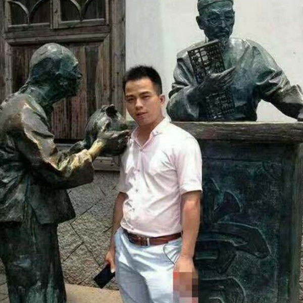 华腾飞的照片