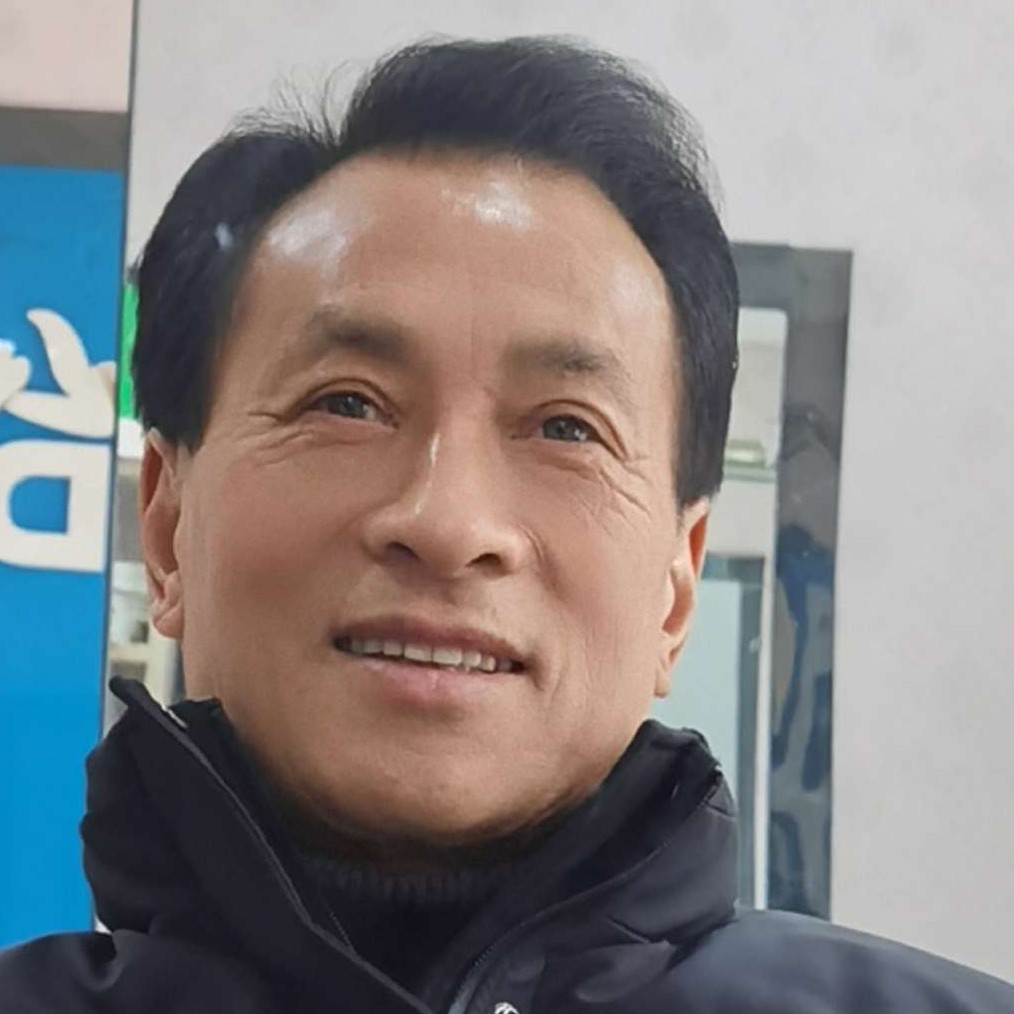 大叔深拥怡然的照片