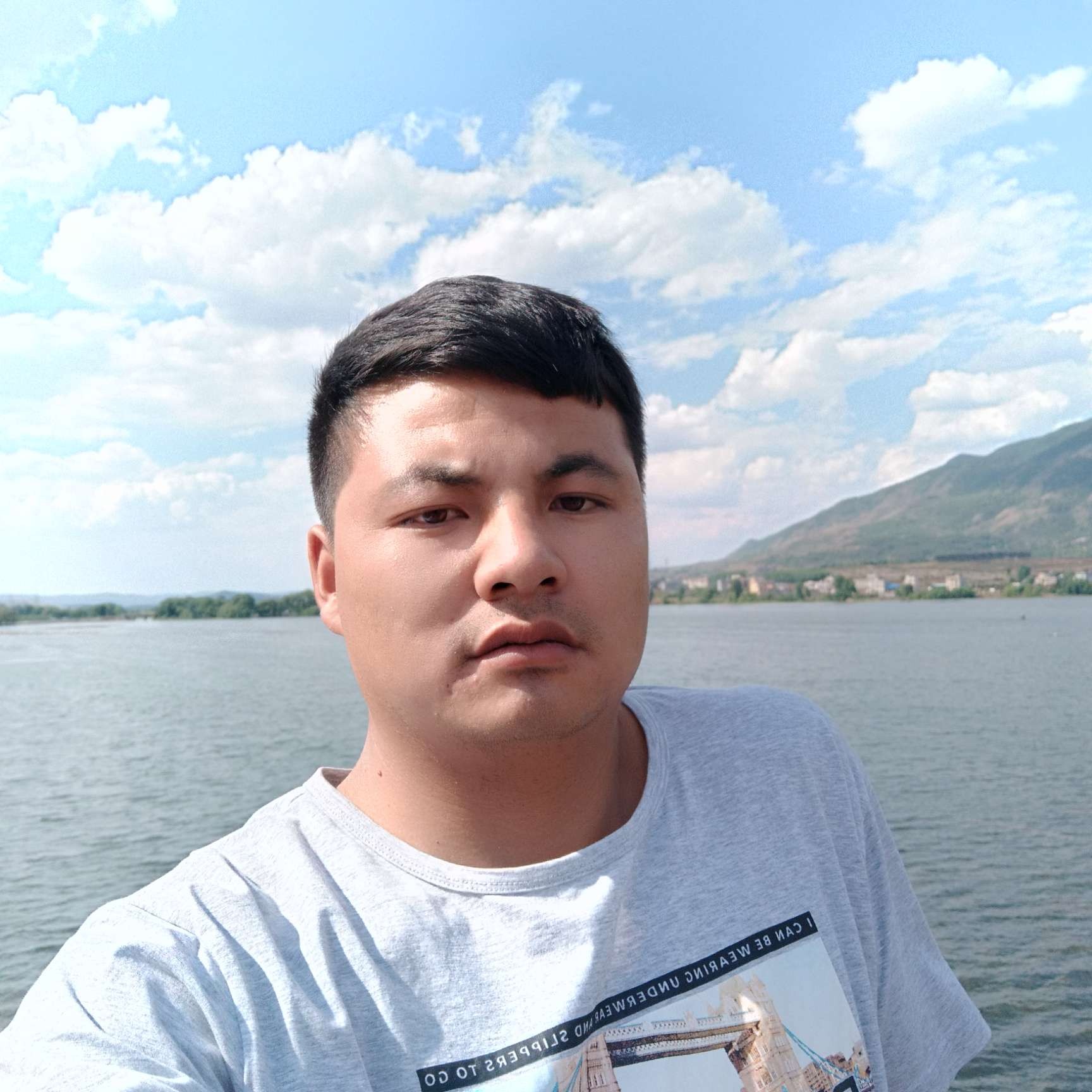 朋友爱恋激动的照片