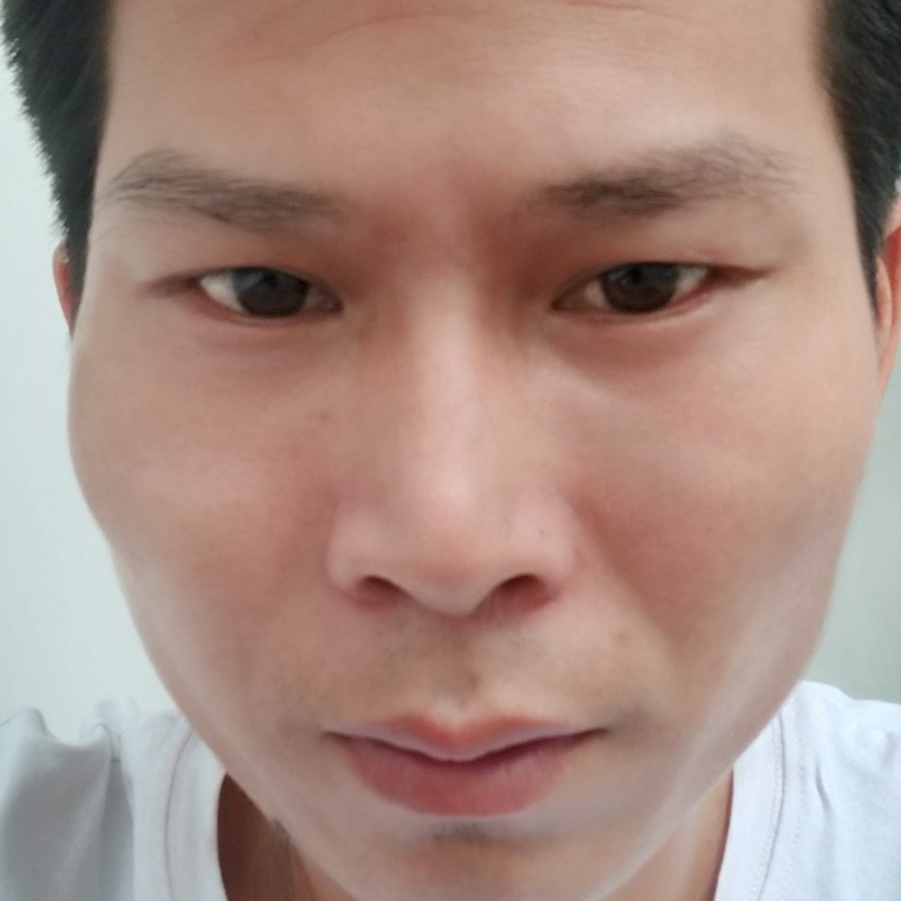青栀那彩色的照片