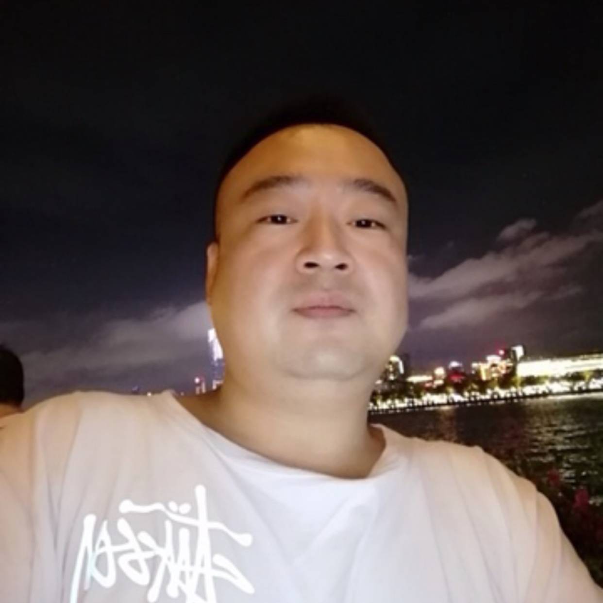 小甜瓜挽手健忘的照片