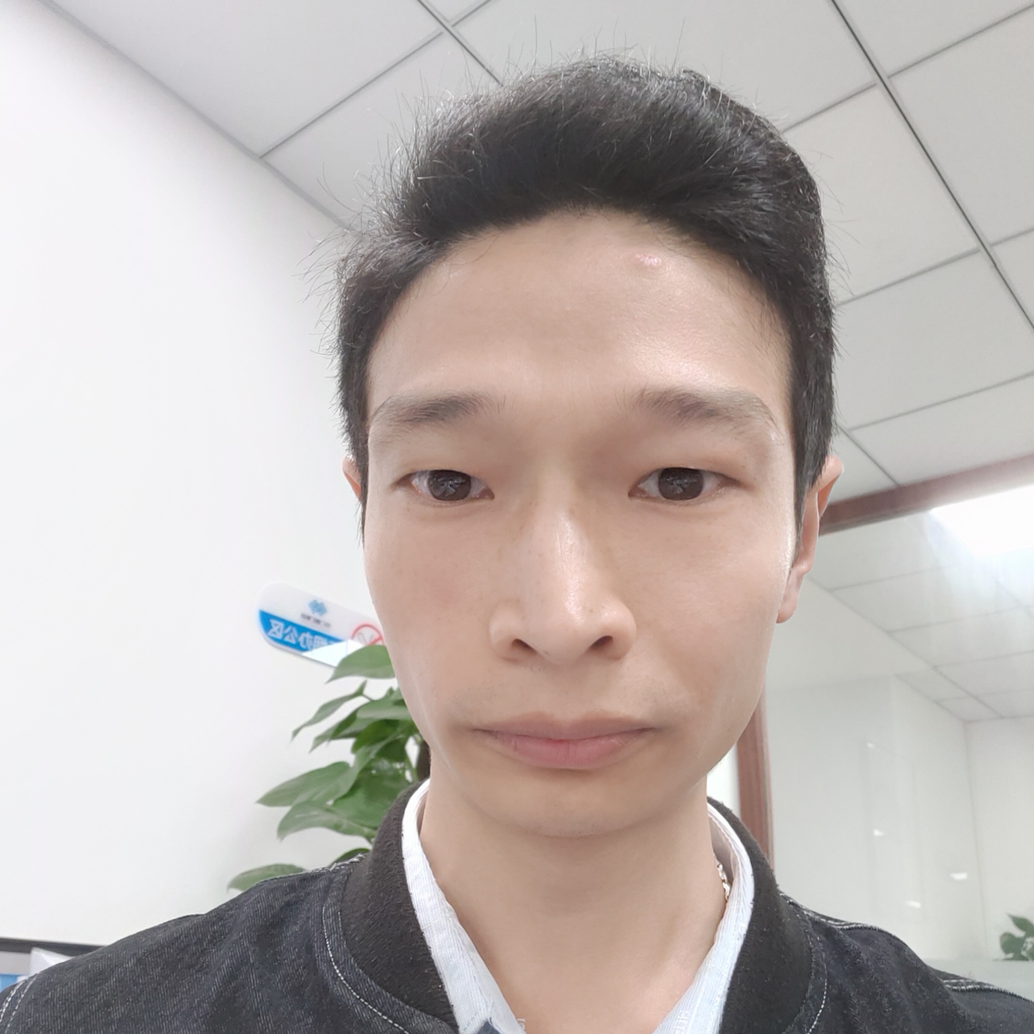 有腹肌的瘦子的照片