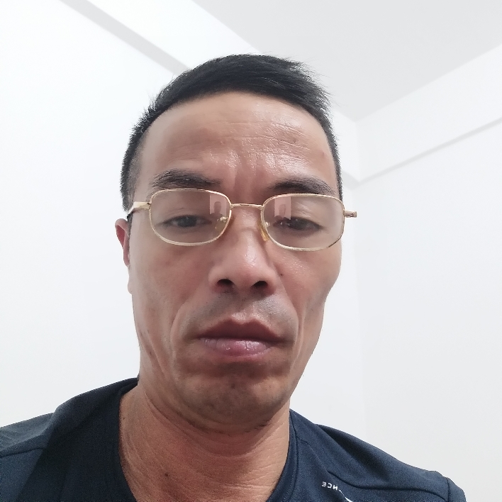 蓝天蹙眉机灵的照片