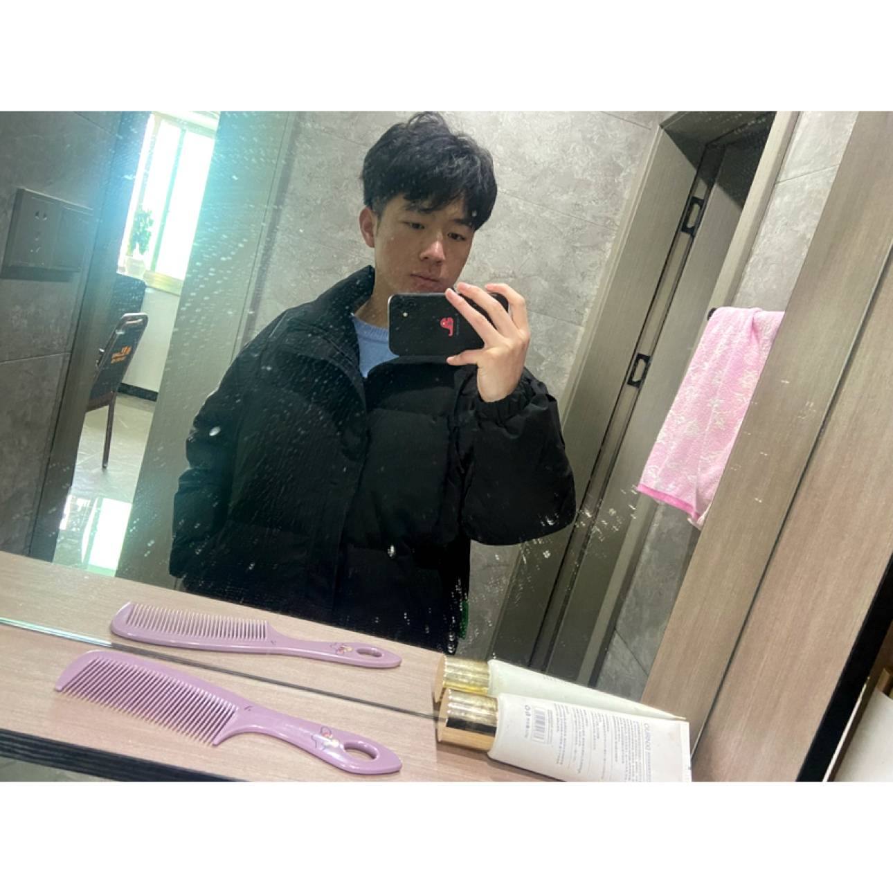 落寞拿日记本的照片
