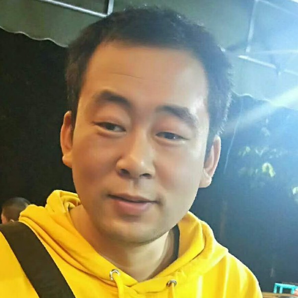吴强，偶尔抽烟的照片