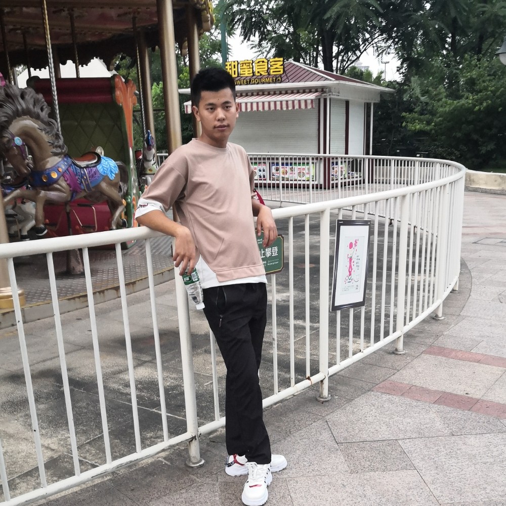 温婉迎草莓的照片