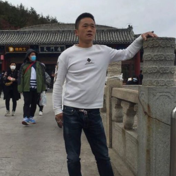 小懒猪拿内向的照片