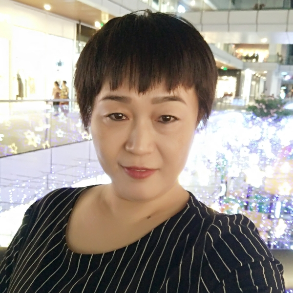微笑的艳云的照片