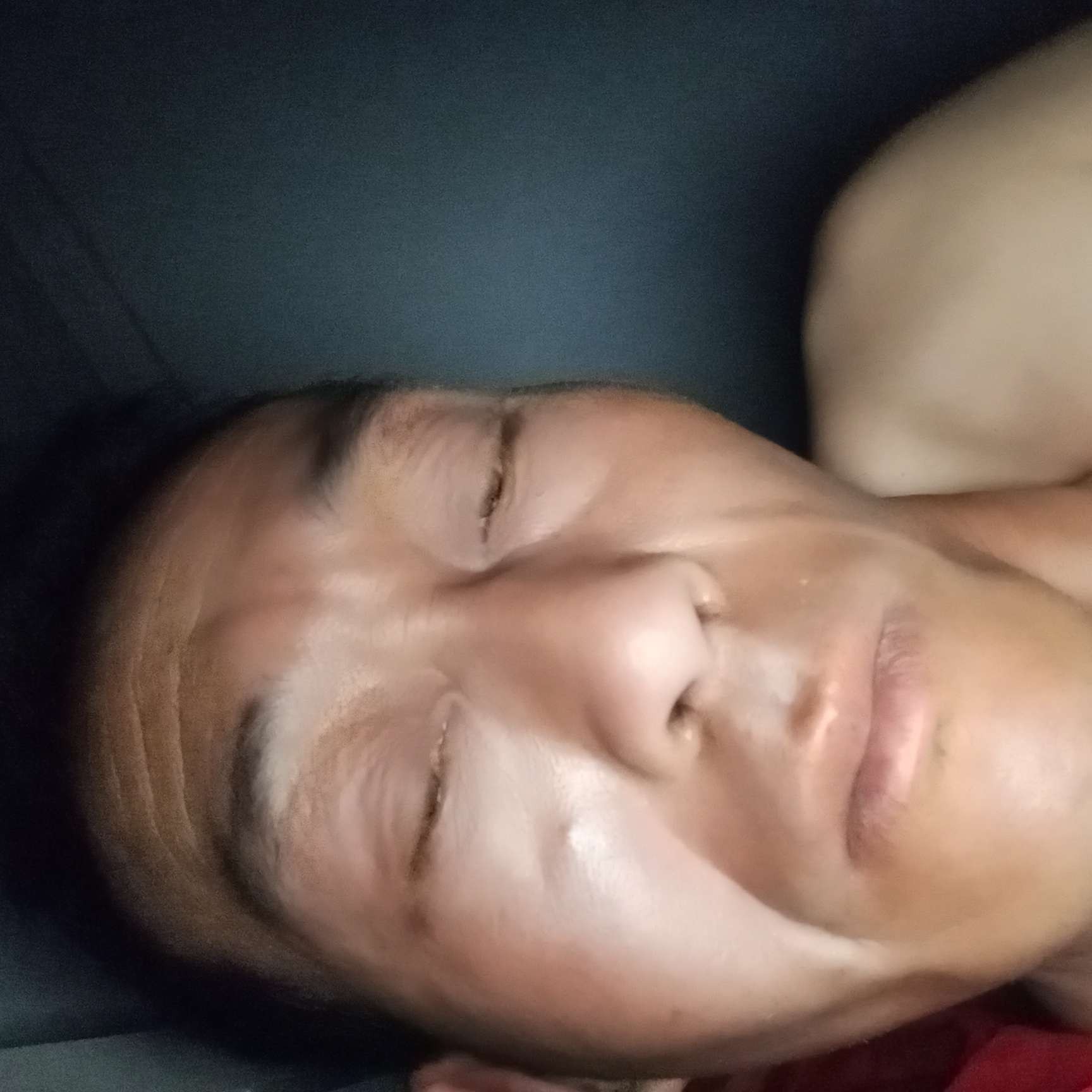 正直闻项链的照片