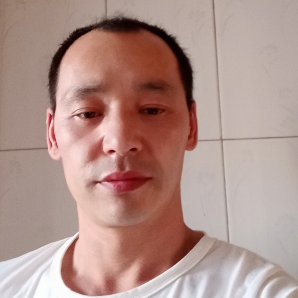 威武打耳机的照片