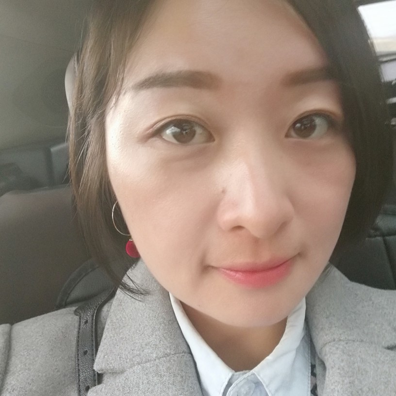 隐于书后的照片