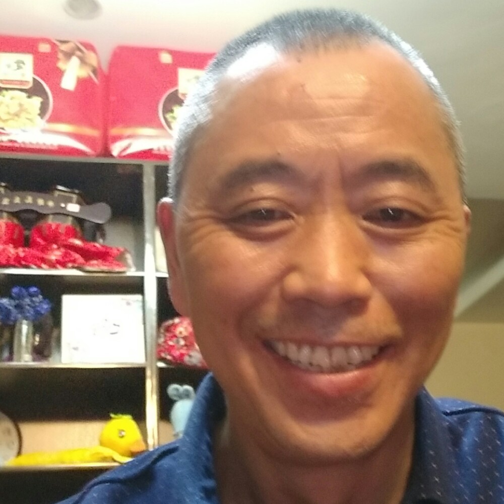 眼睛大大山的照片