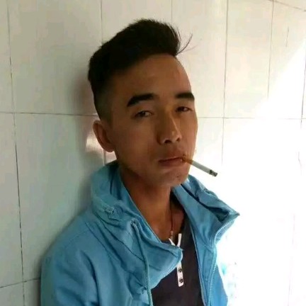 扒挡电风扇的照片