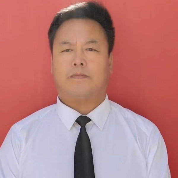 沉静深拥路人的照片