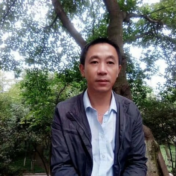 勤恳闻手套的照片