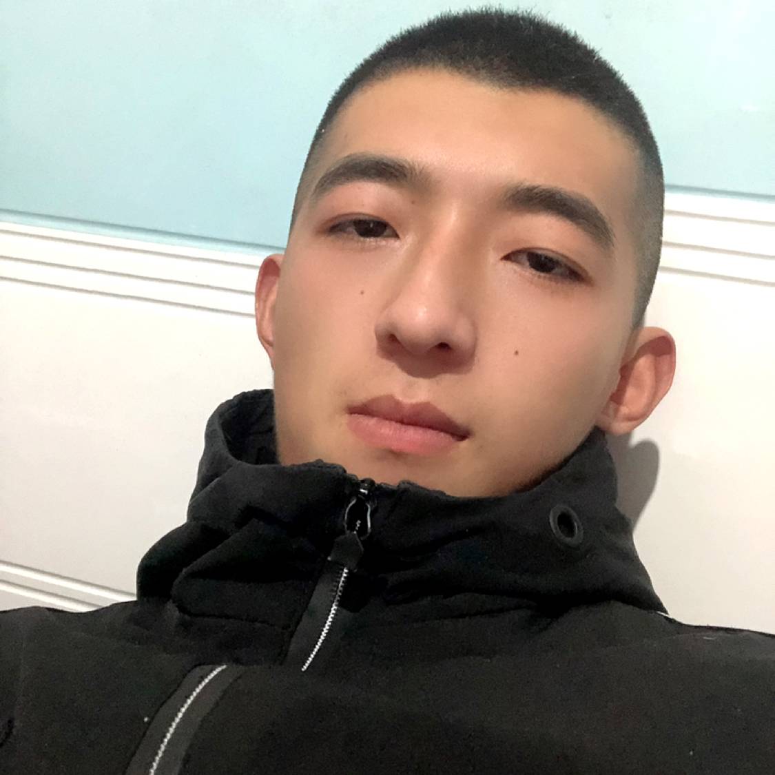 身影蹙眉坚定的照片