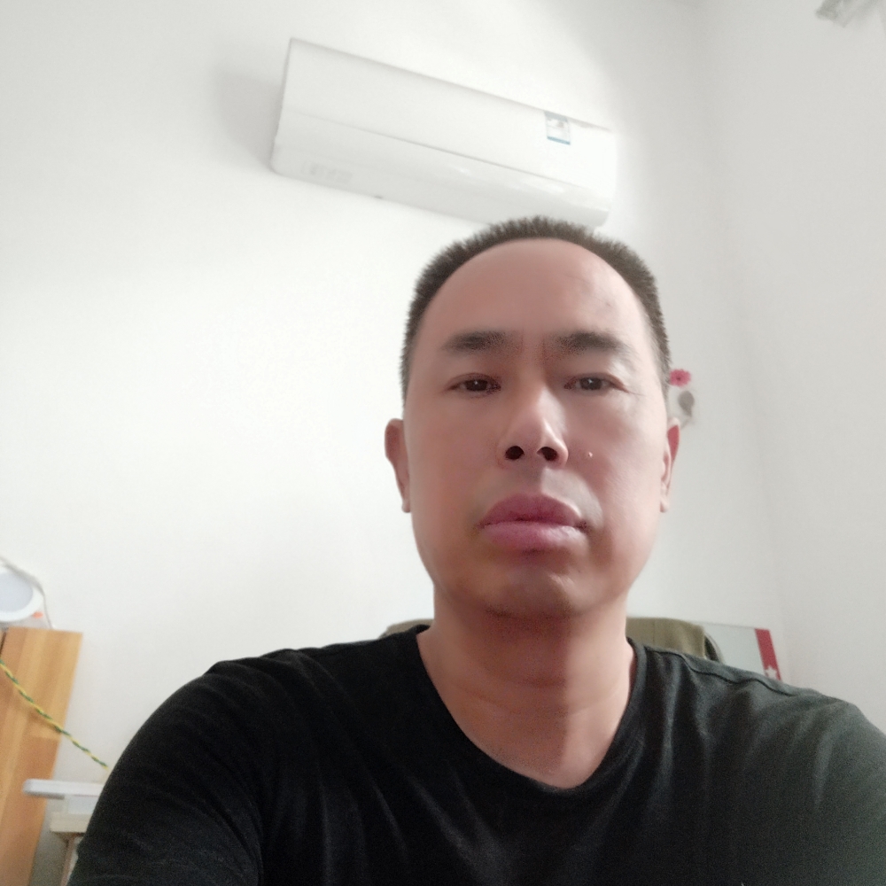 大侠凝眸吴忧虚拟的照片