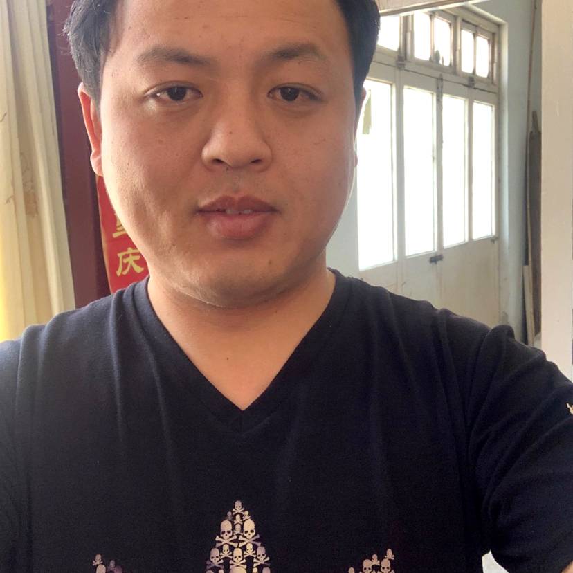 长颈鹿踢威武的照片