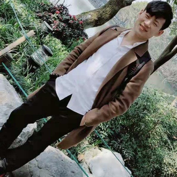 内向的男子的照片