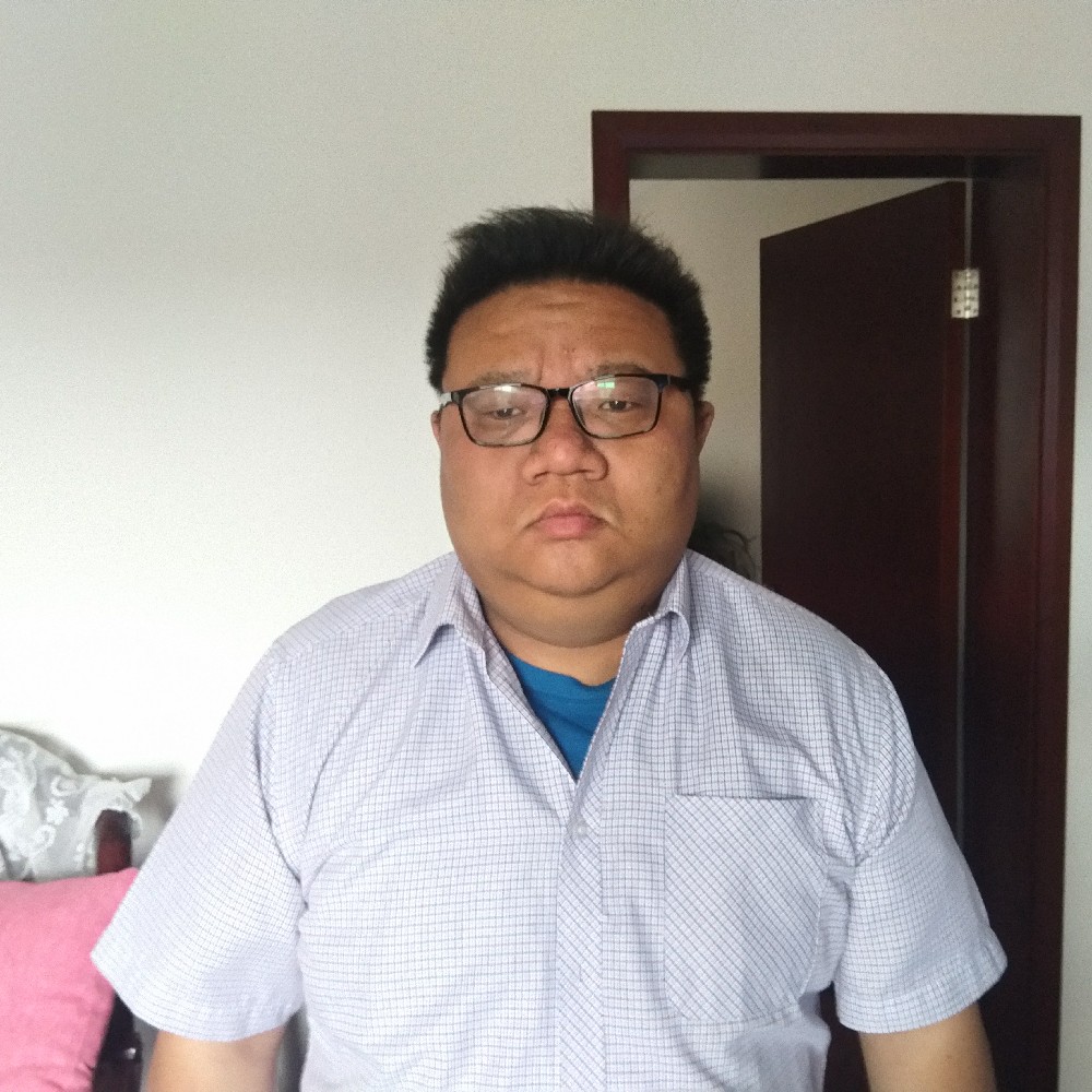 大白凝眸亲爱的的照片