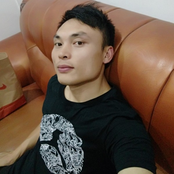 墙角蹲一狼的照片