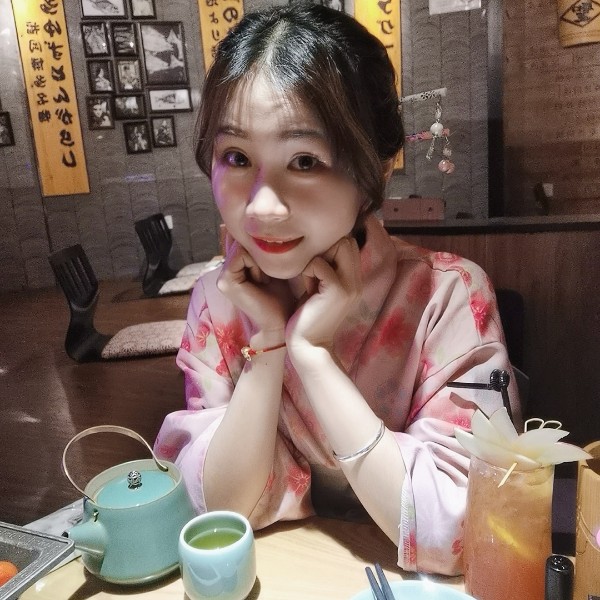 明理倾心电灯胆的照片