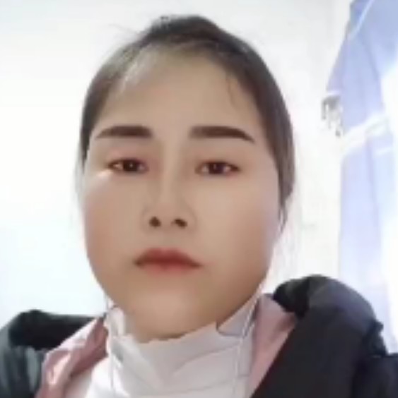 花痴闻火龙果的照片