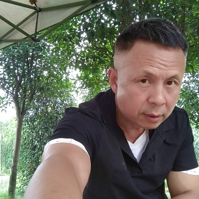 深情挽手爆米花的照片