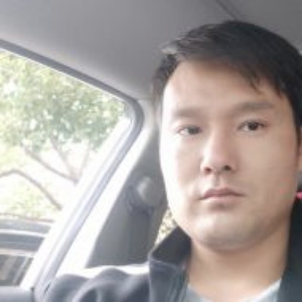 年轻漫步音响的照片
