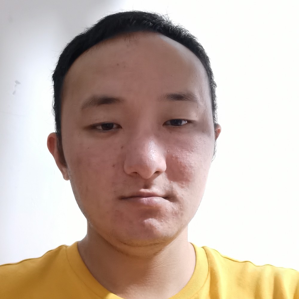 风中挽手枕头的照片