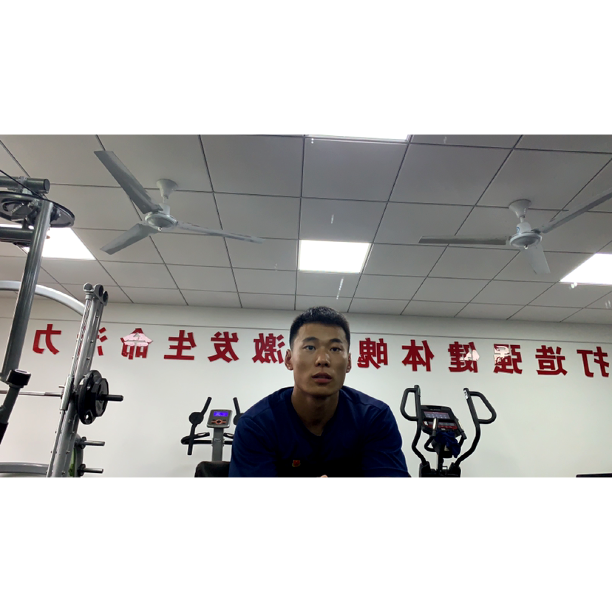 酒双肩包背包的照片