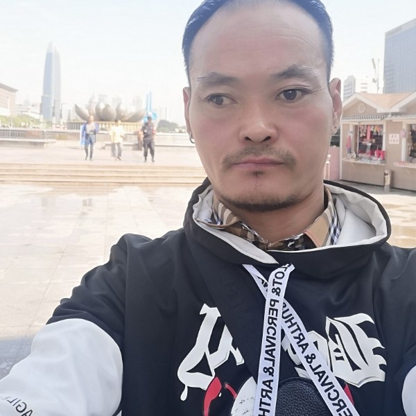 开放向红玫瑰的照片