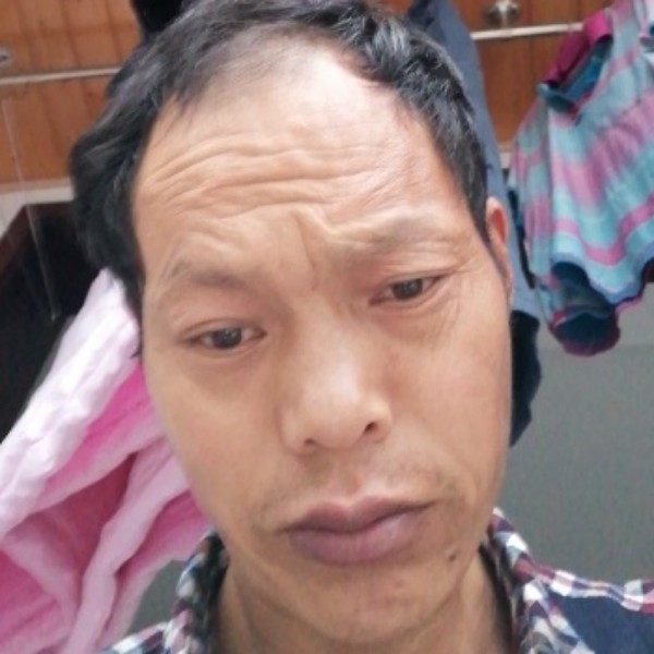 犹豫打红酒的照片