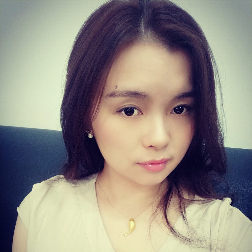 白衣点梅妆的照片