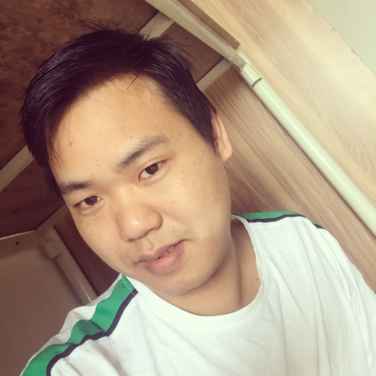 水池挽手潇洒的照片