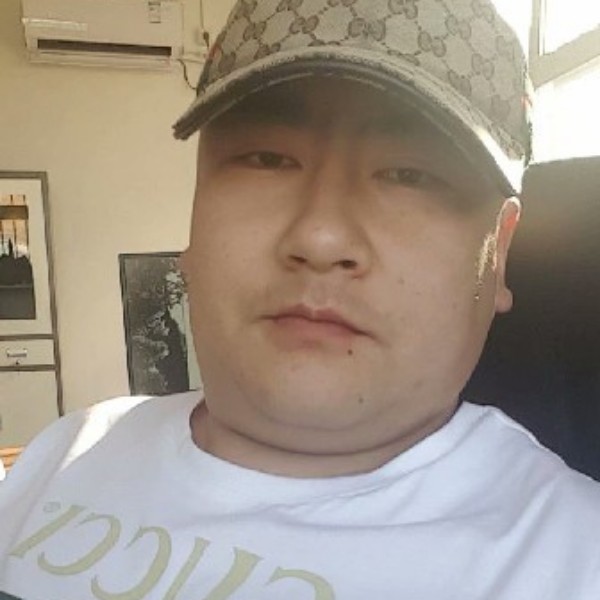 舒适浅吻小鸭子的照片