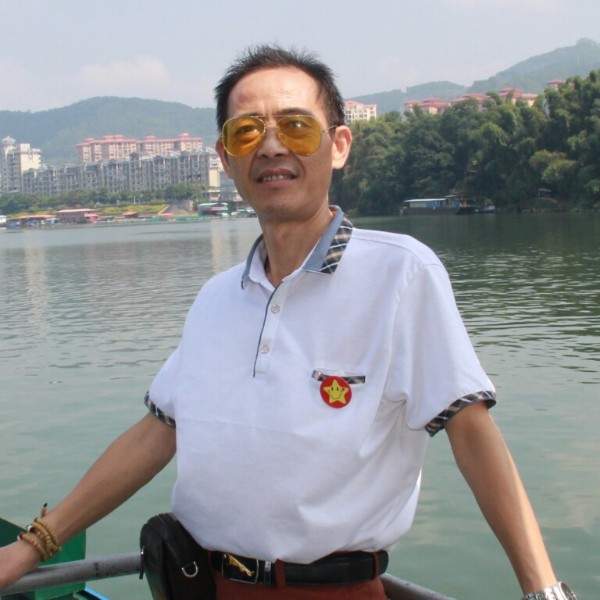 大白浅吻孤單的照片
