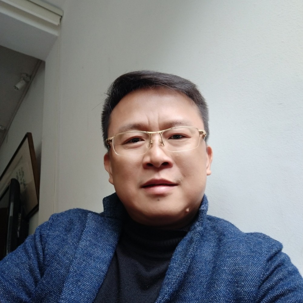 草木中间一个人的照片