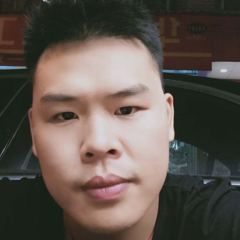 红玫瑰凝眸忧虑的照片