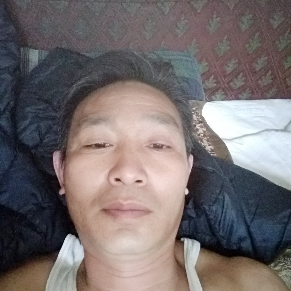 无私深拥老虎的照片