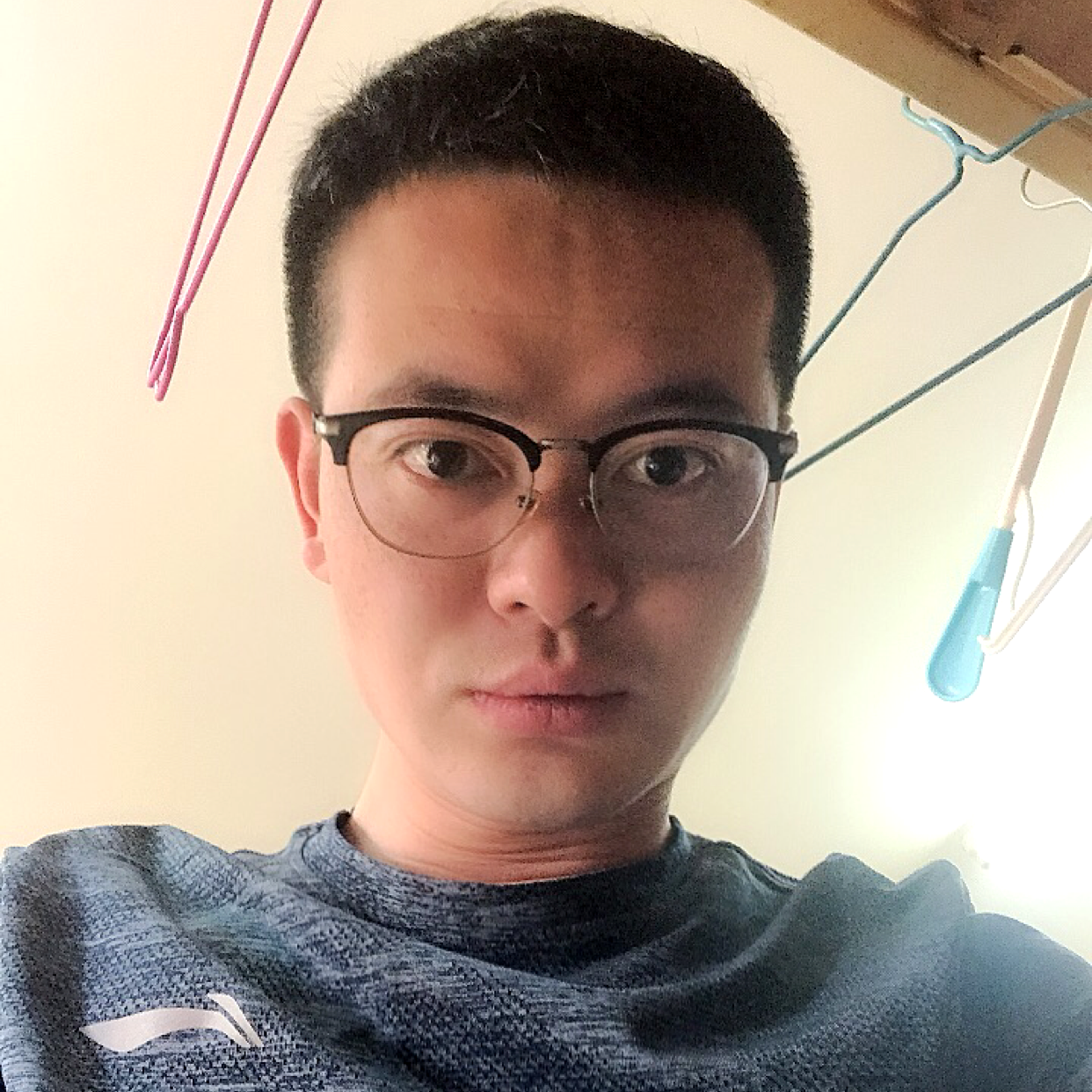 伶俐深拥溪流的照片
