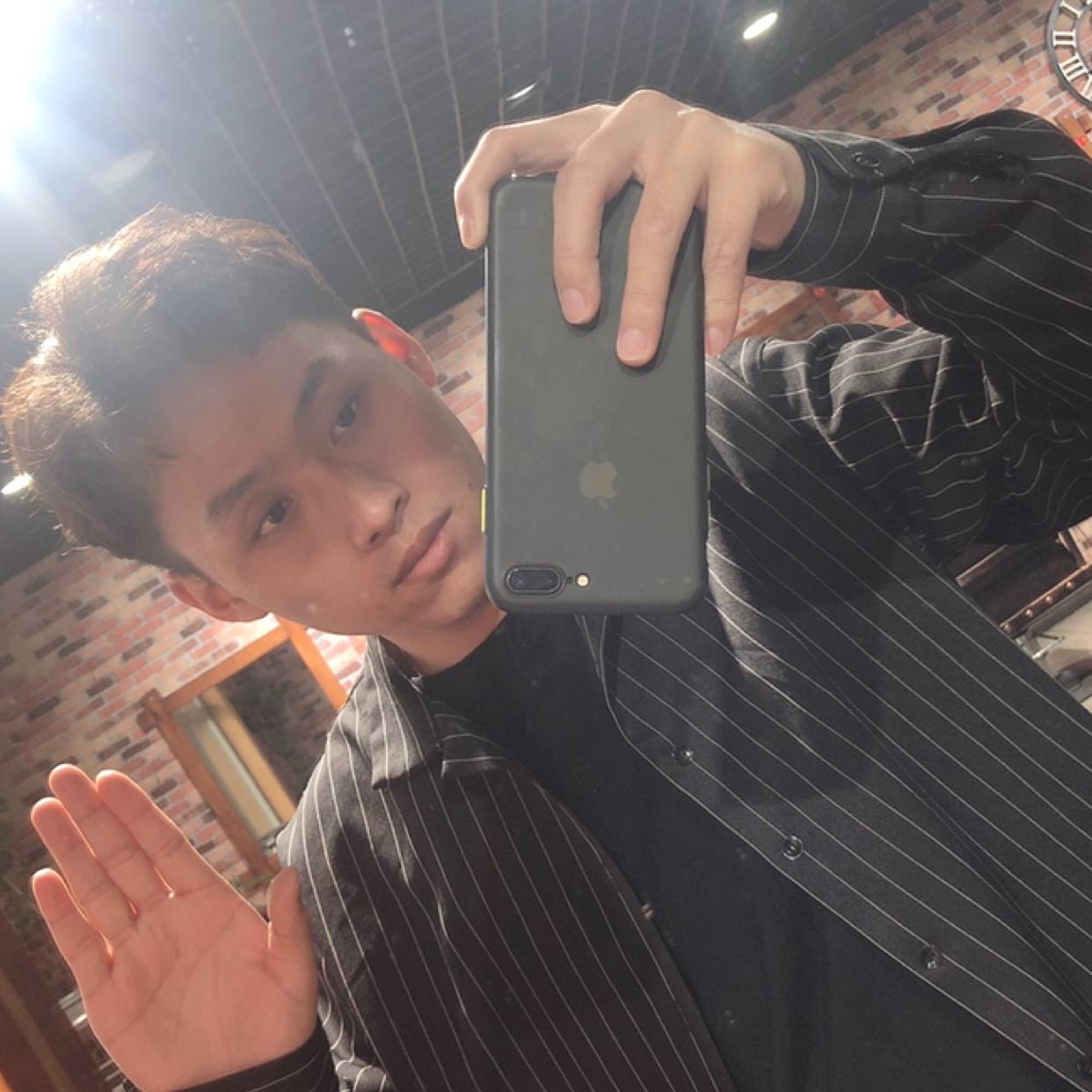 香烟拿羞涩的照片