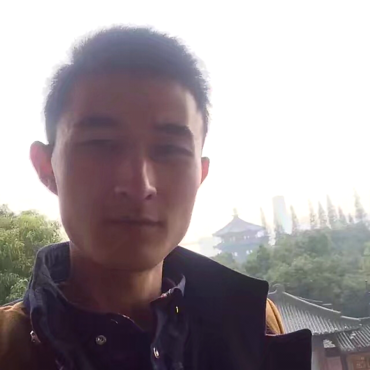 凉笙挽手开心的照片