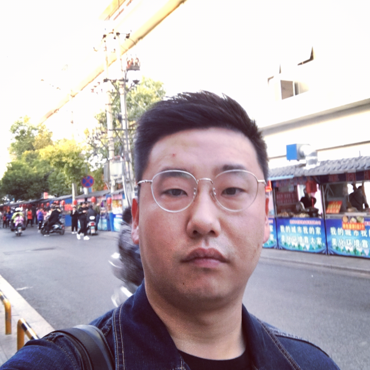 帆布鞋回首安详的照片