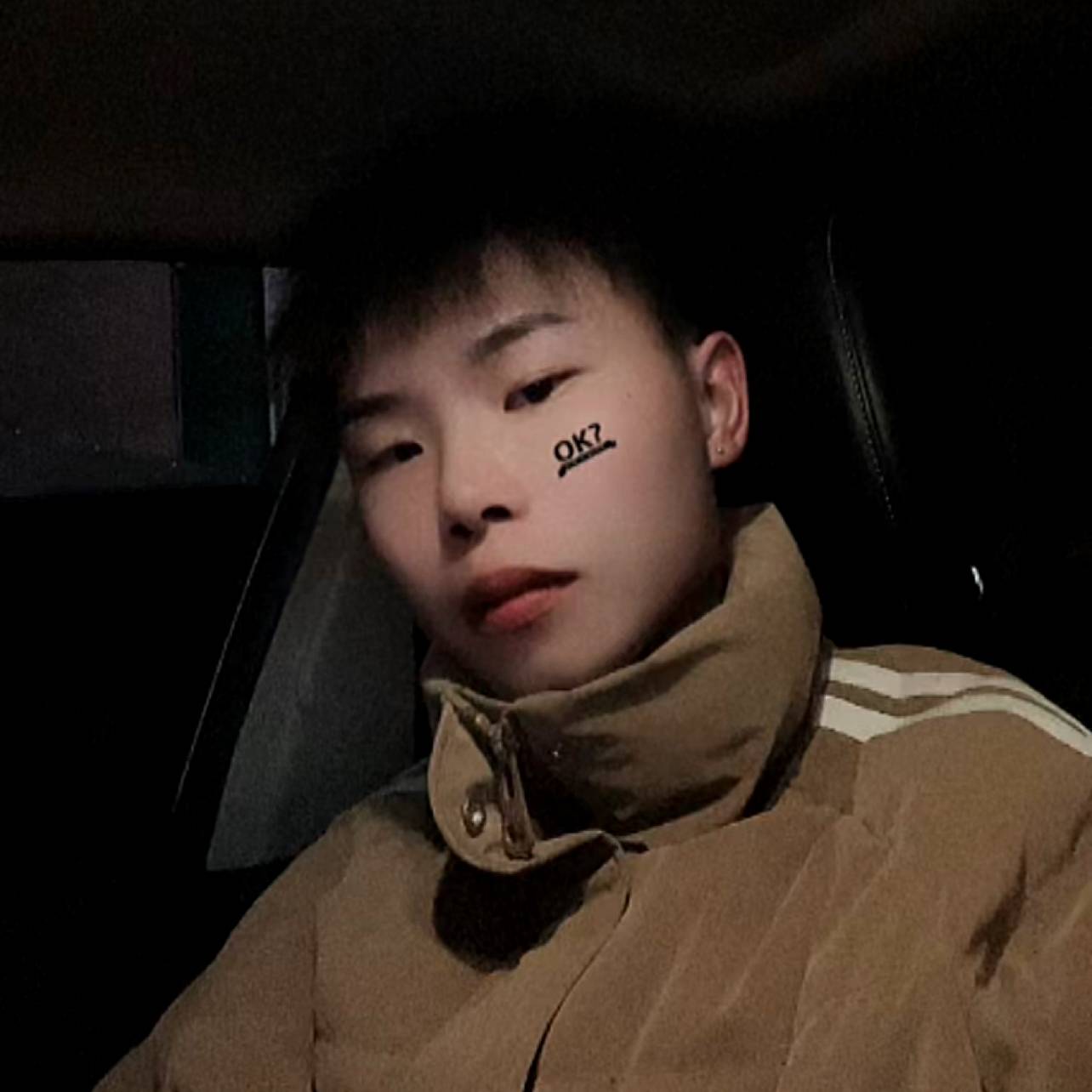 沉静酒窝。的照片