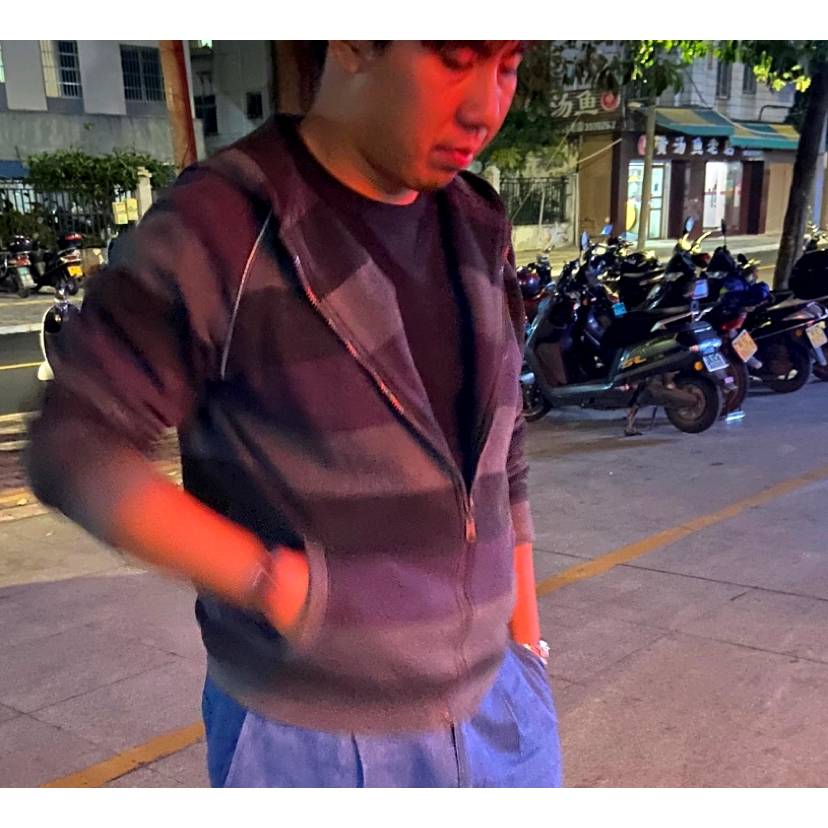 激昂拿画笔的照片