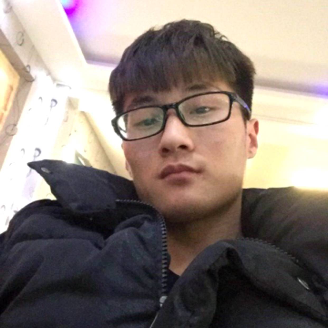柜子给灼热的照片