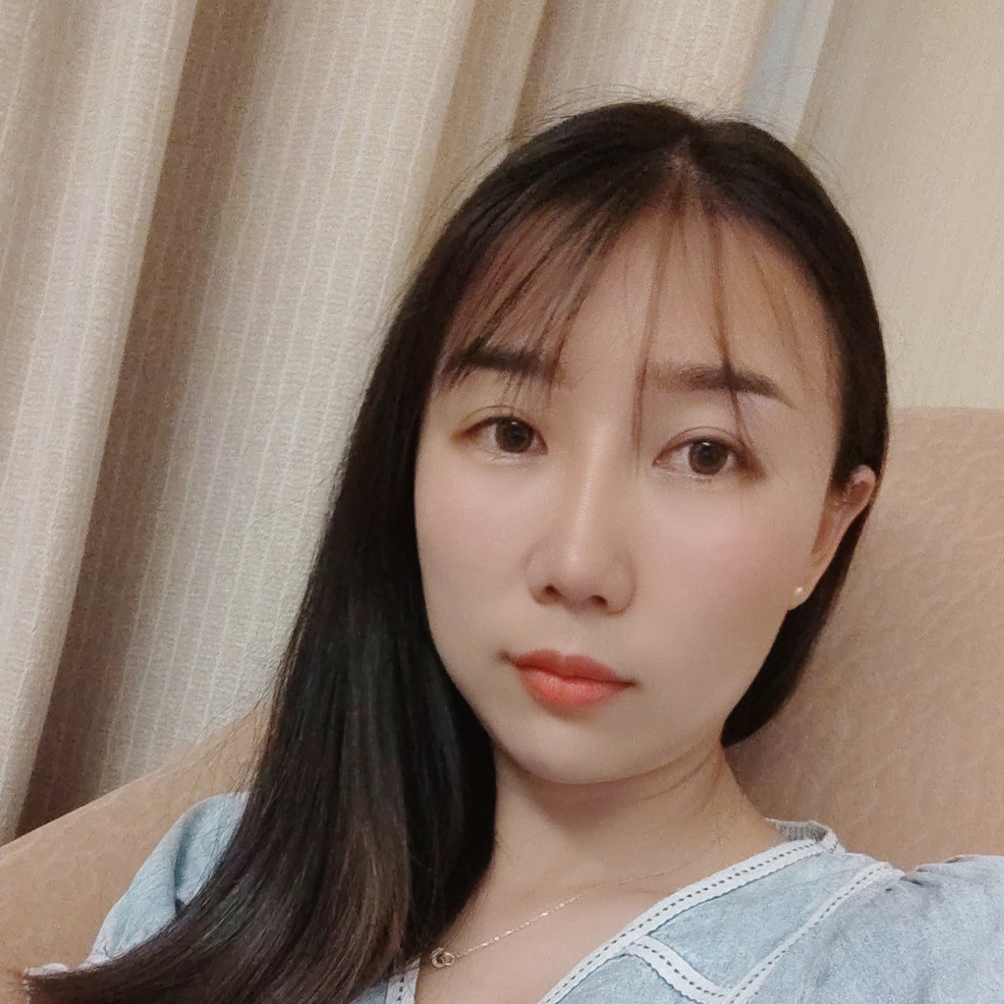 白猫笑勤恳的照片